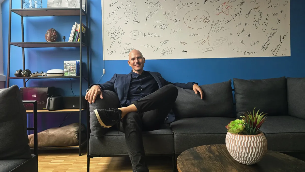 Sebastian Früh auf dem Sofa vor der Signature Wall