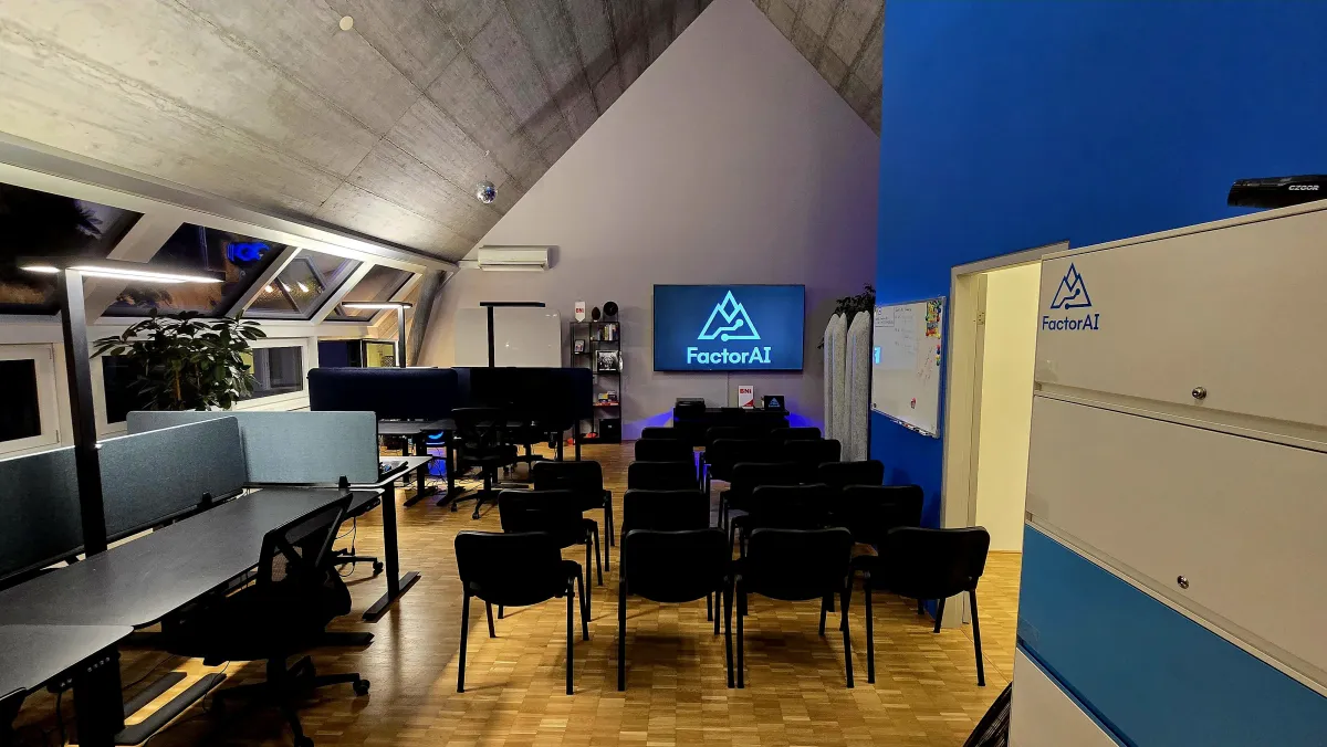 Fix-Desks und Stuhlreihen vor dem Screen