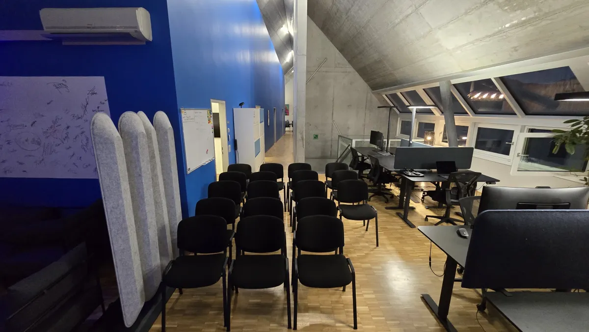 Stuhlreihen und Fix-Desks im Shared Office