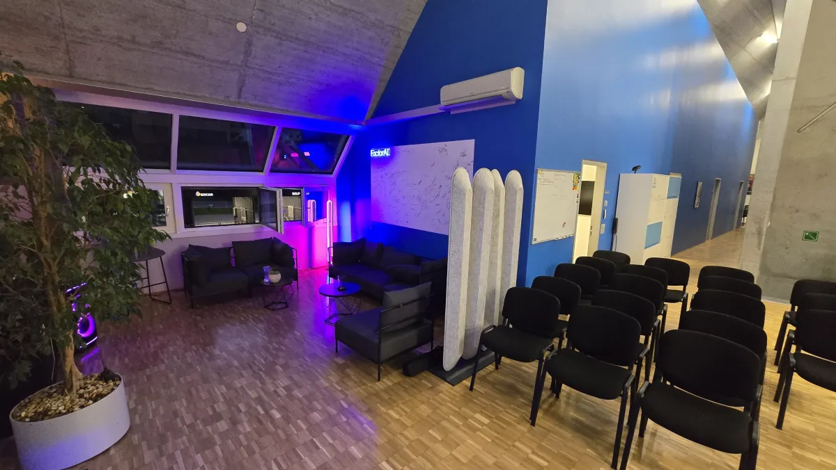 Lounge mit Pflanzen und Neonlicht am Abend