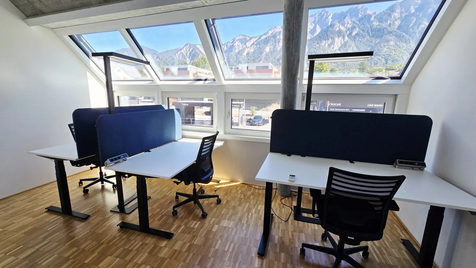 Einzelbüro Premium mit höhenverstellbaren Tischen und Blick auf die Bündner Berge
