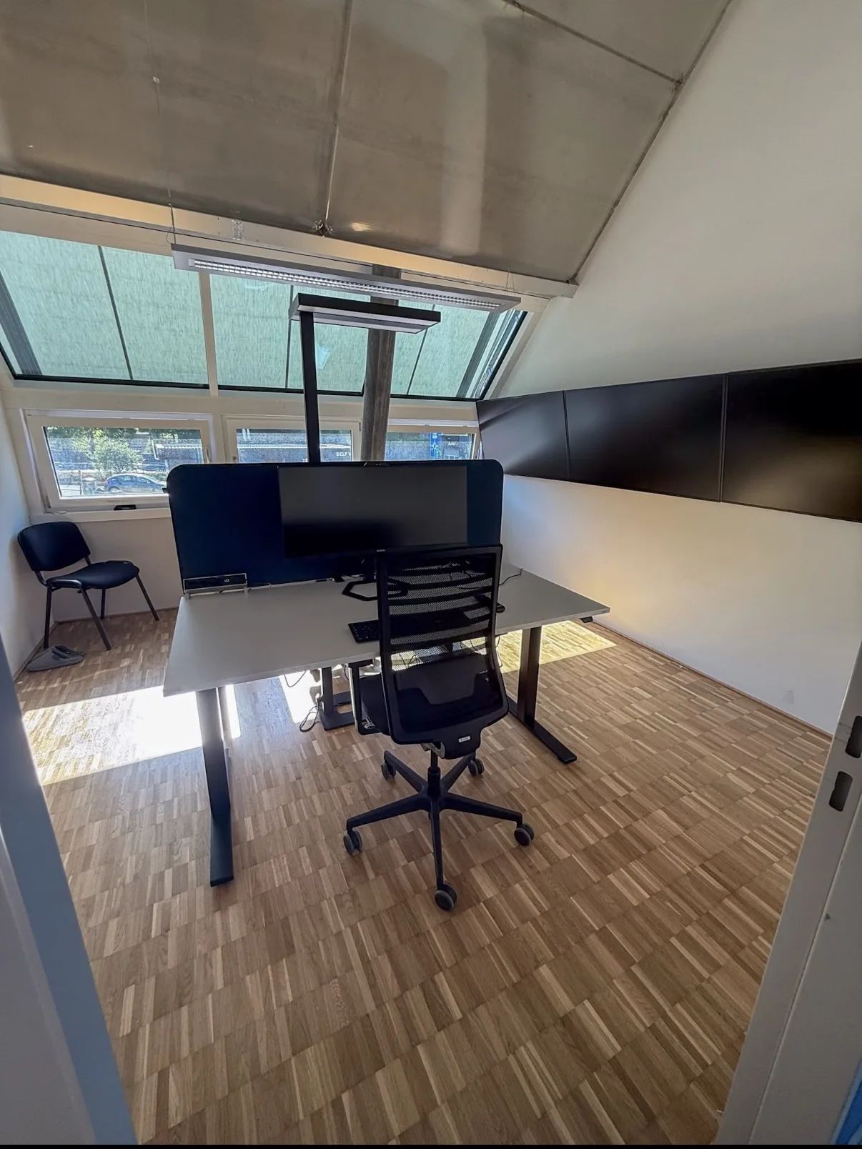 Einzelbüro Montalin, möbliert mit höhenverstellbarem Tisch und Monitor