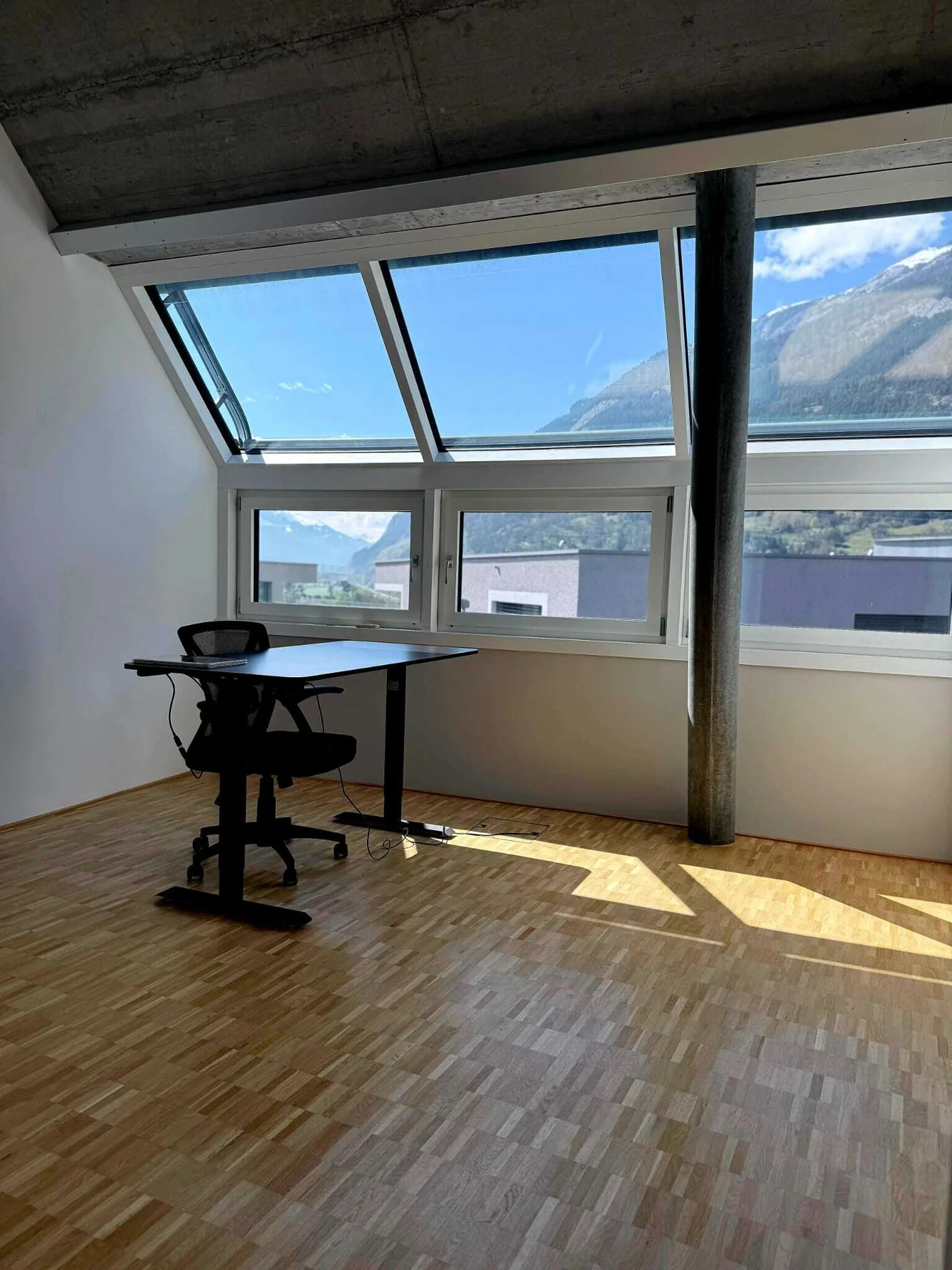 Blick aus dem Dachgeschoss über Chur Nord zum Calanda