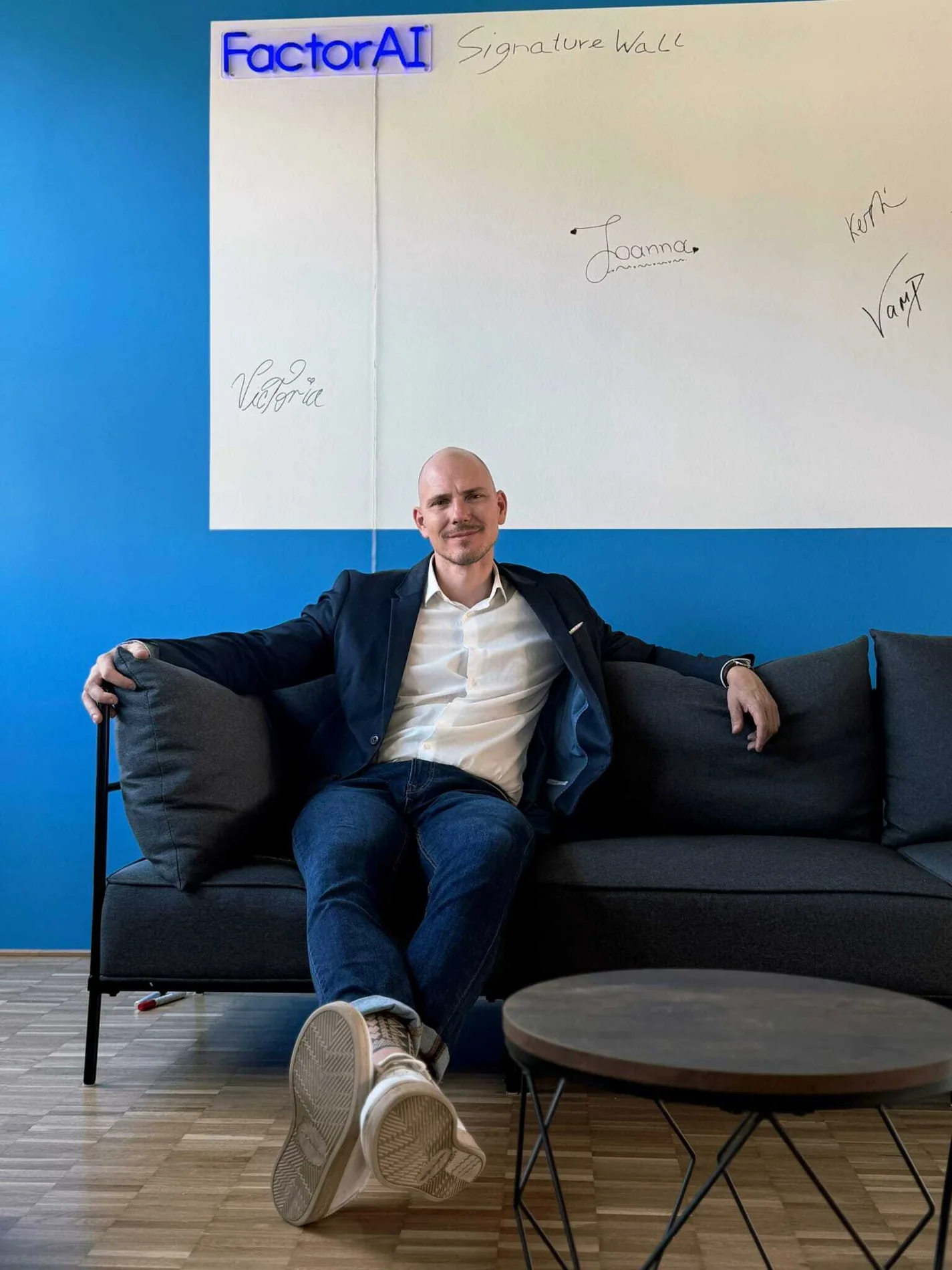 Sebastian Früh, Gründer von FactorAI, vor der Signature Wall