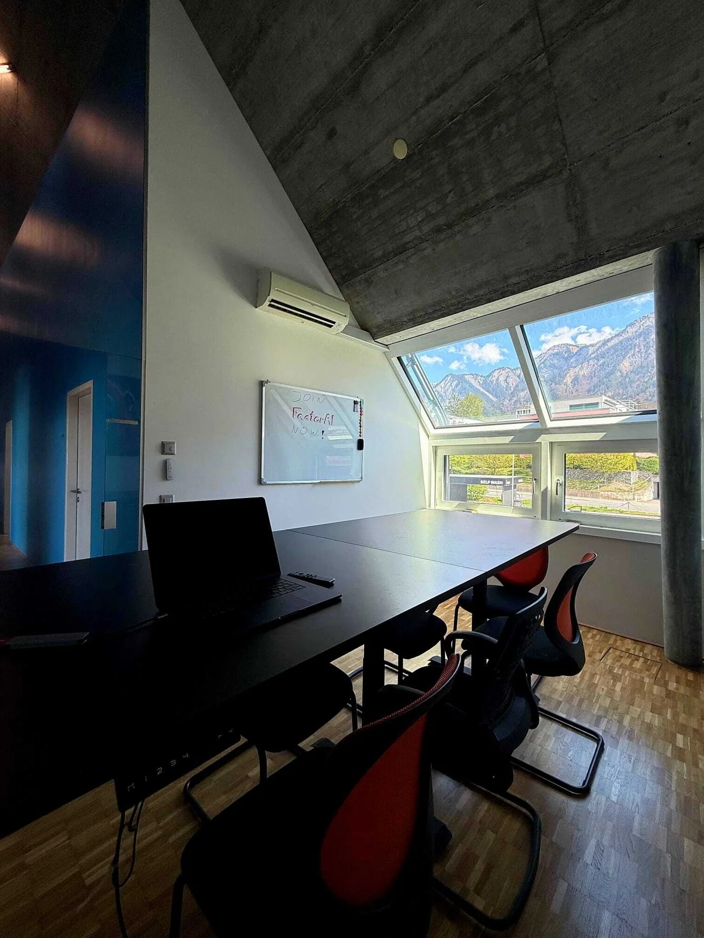Sitzungszimmer mit Panoramafenstern auf den Calanda