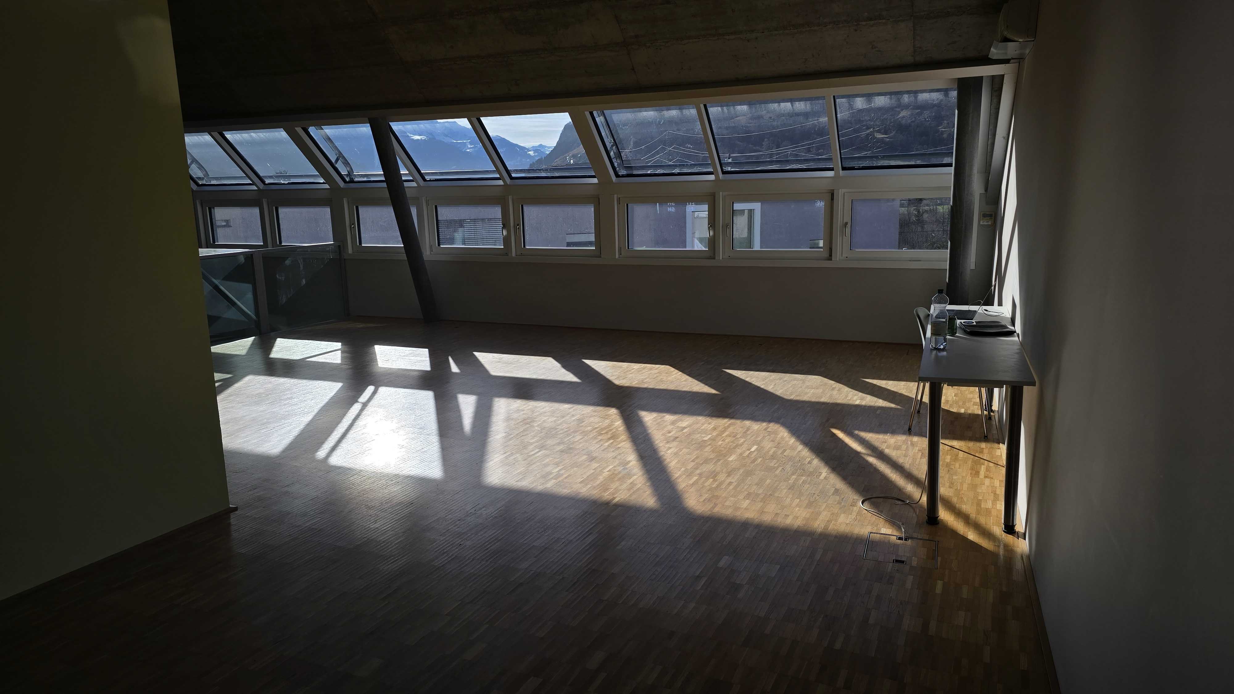 FactorAI Coworking Space mit Bergblick