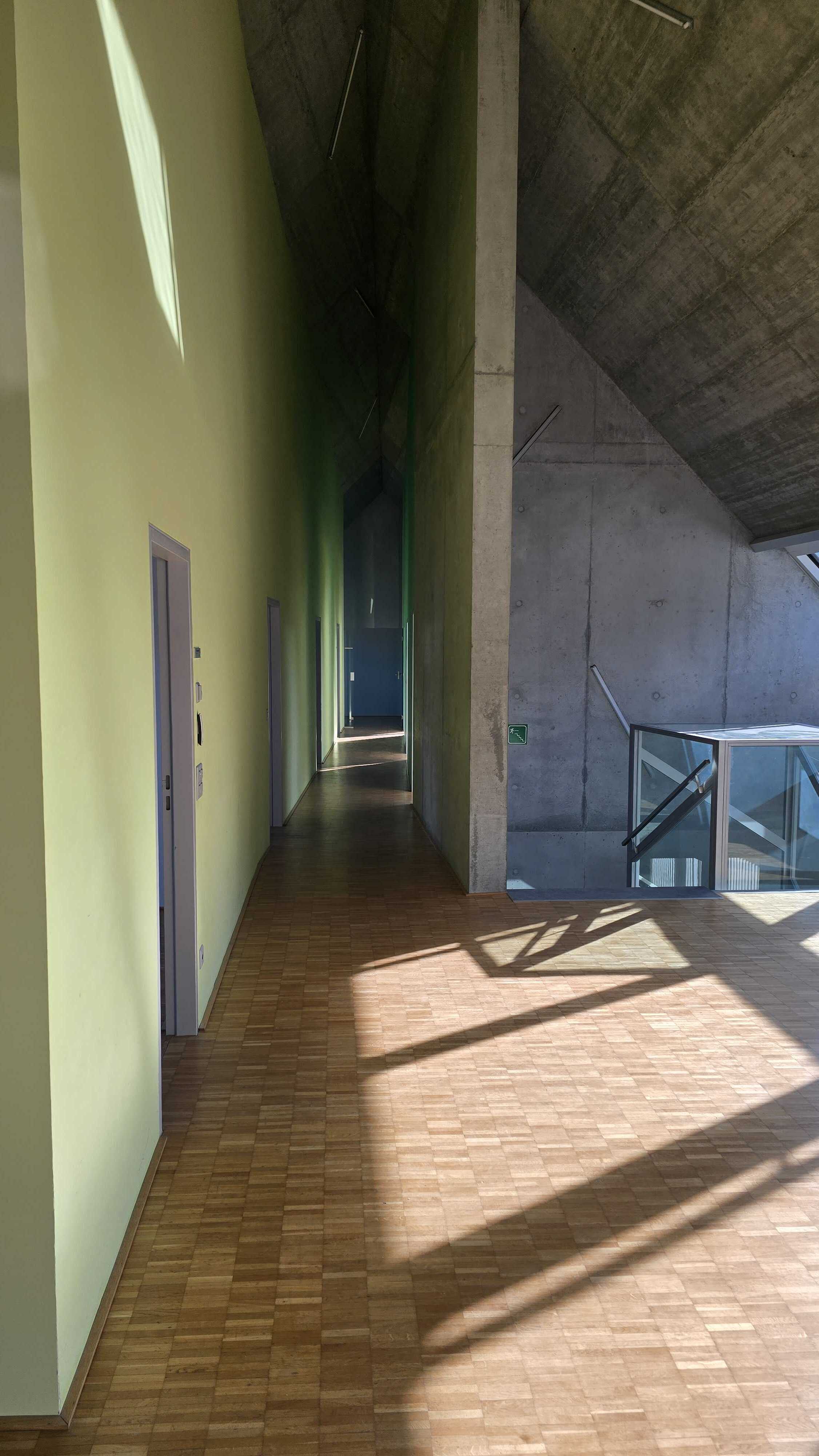 FactorAI Dachgeschoss mit Sichtbeton und Echtholz-Parkett